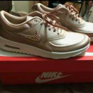 Nike woman tennis shoes